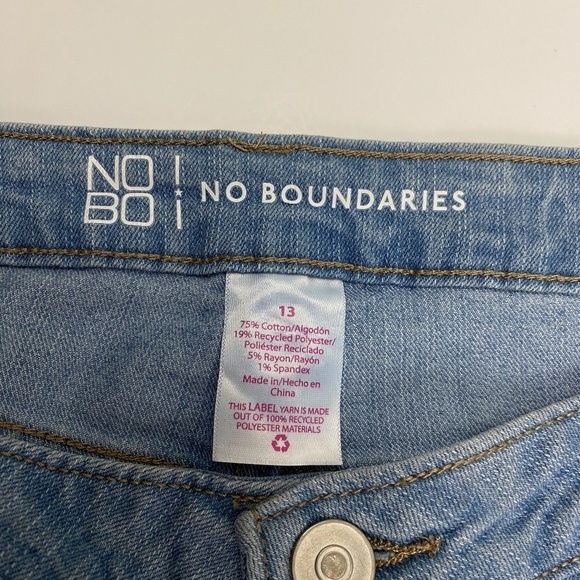 NEW No Boundaries High Rise Mom Women's size 13 Light Wash Blue denim Jeans - Picture 3 of 3